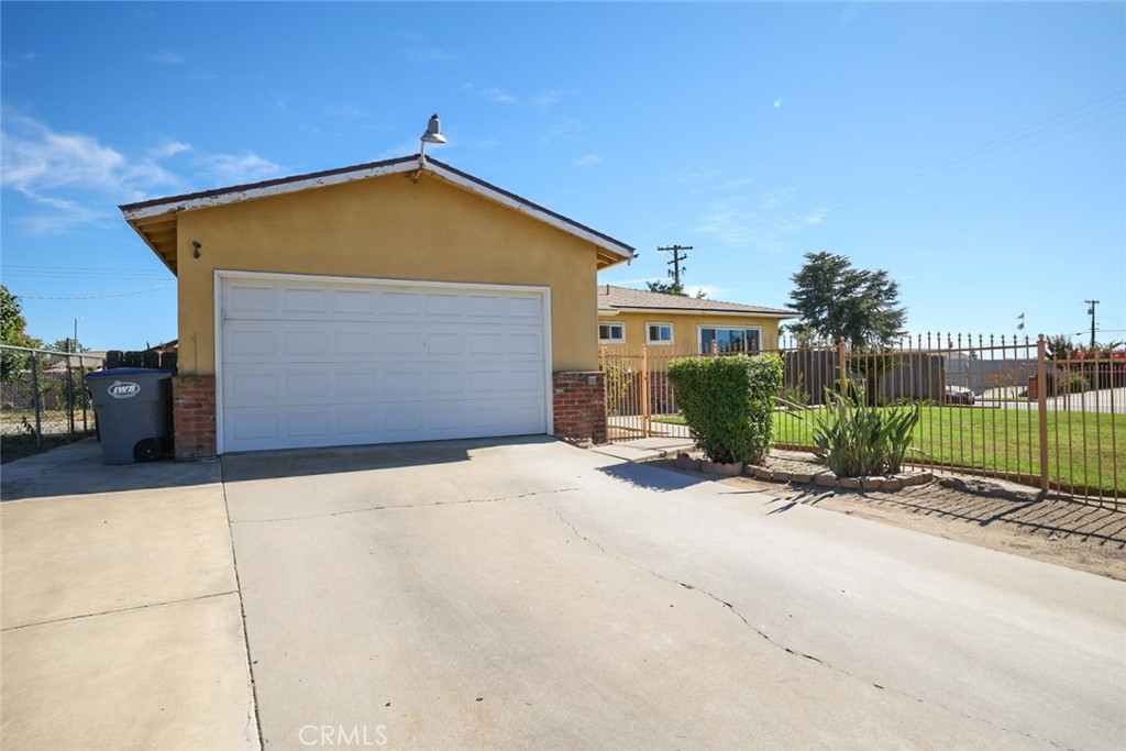 543 E Hopkins Ave, Fresno, CA 93706