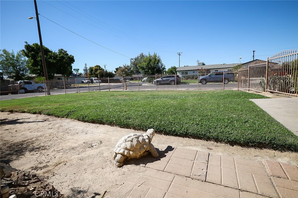 543 E Hopkins Ave, Fresno, CA 93706