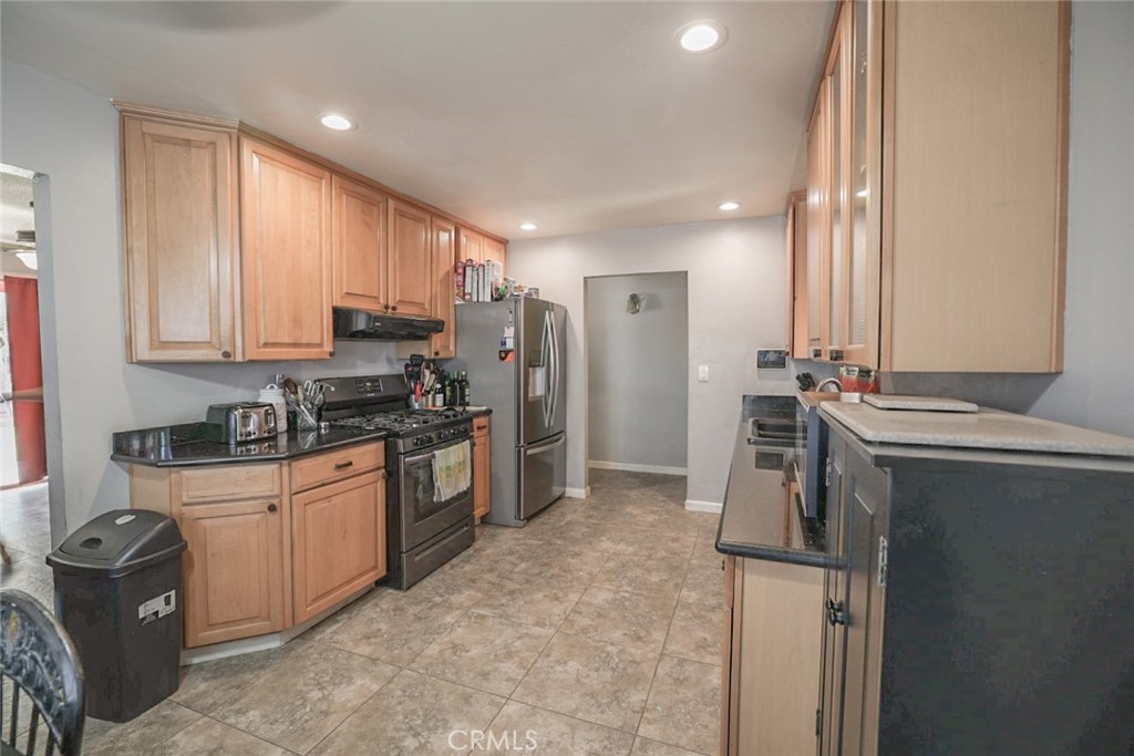 543 E Hopkins Ave, Fresno, CA 93706
