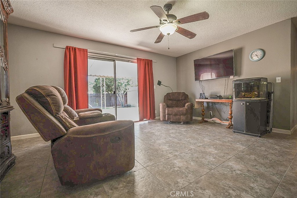 543 E Hopkins Ave, Fresno, CA 93706