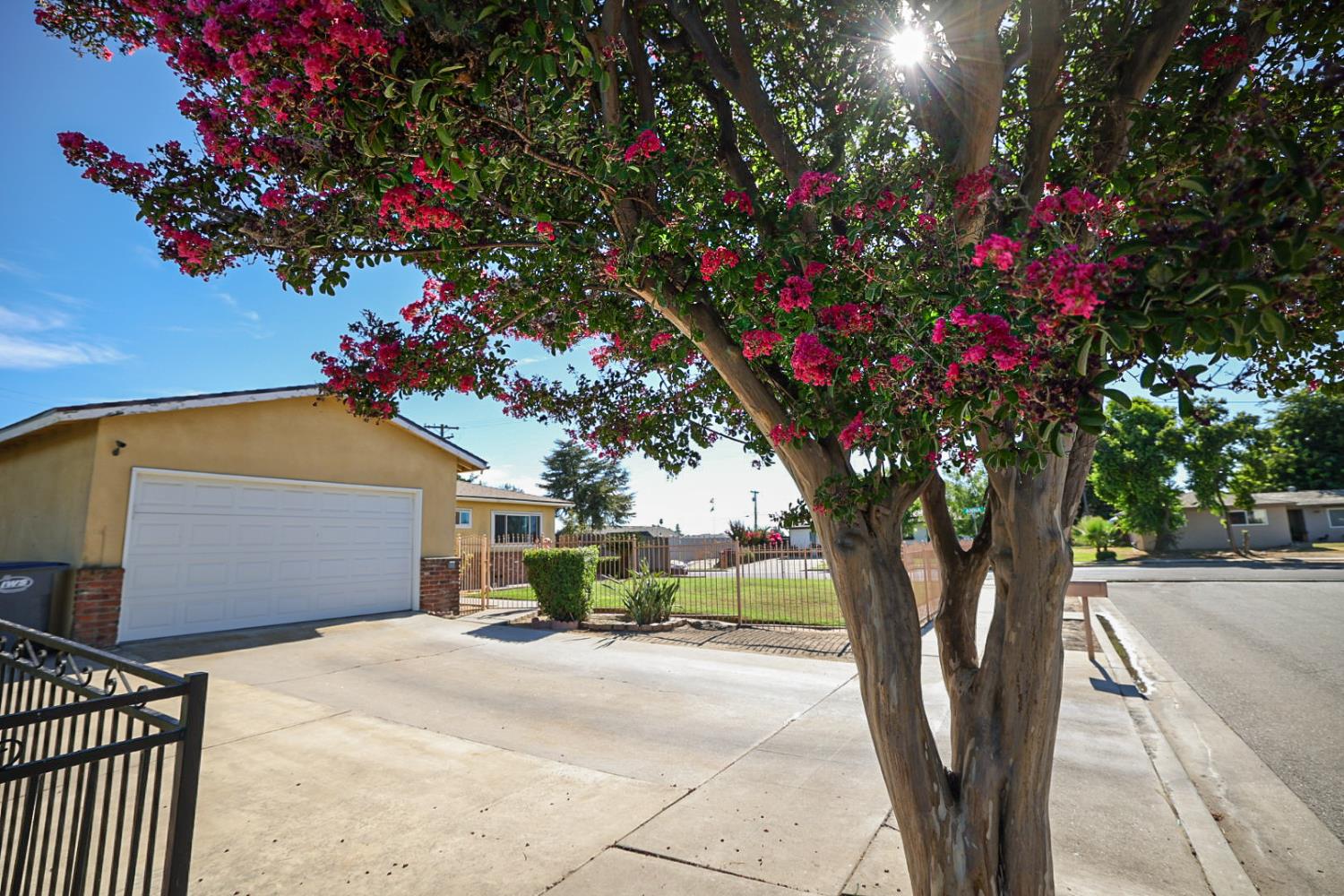 543 E Hopkins Ave, Fresno, CA 93706