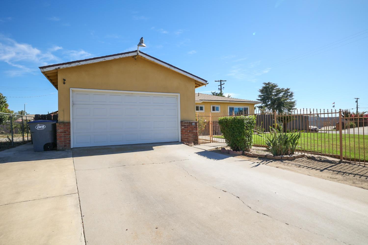 543 E Hopkins Ave, Fresno, CA 93706