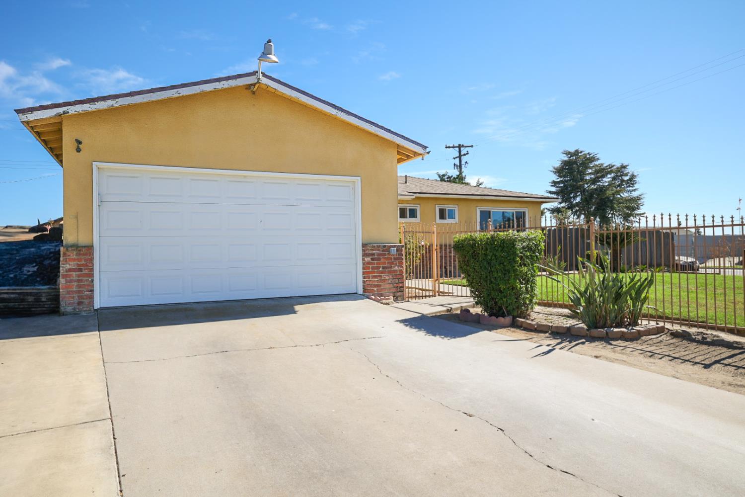 543 E Hopkins Ave, Fresno, CA 93706