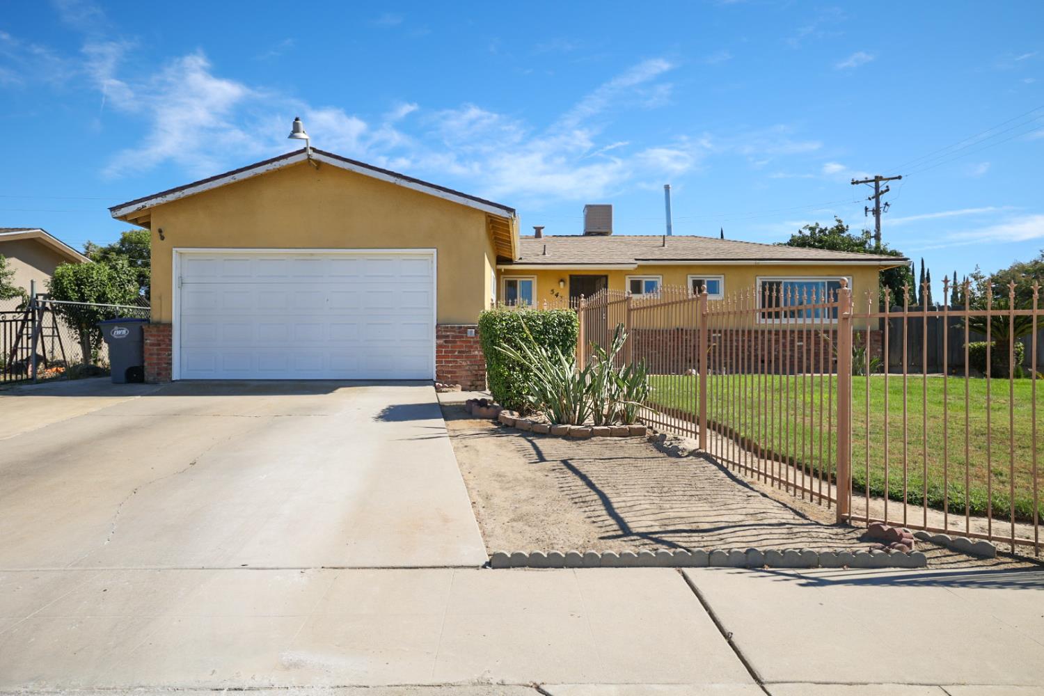 543 E Hopkins Ave, Fresno, CA 93706