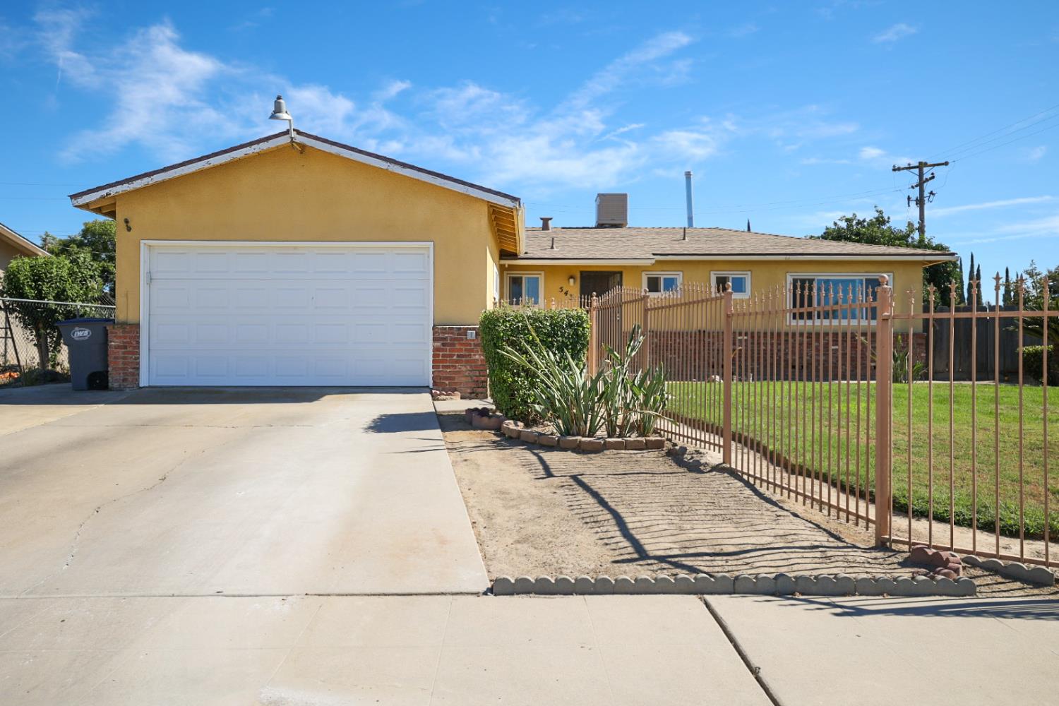 543 E Hopkins Ave, Fresno, CA 93706