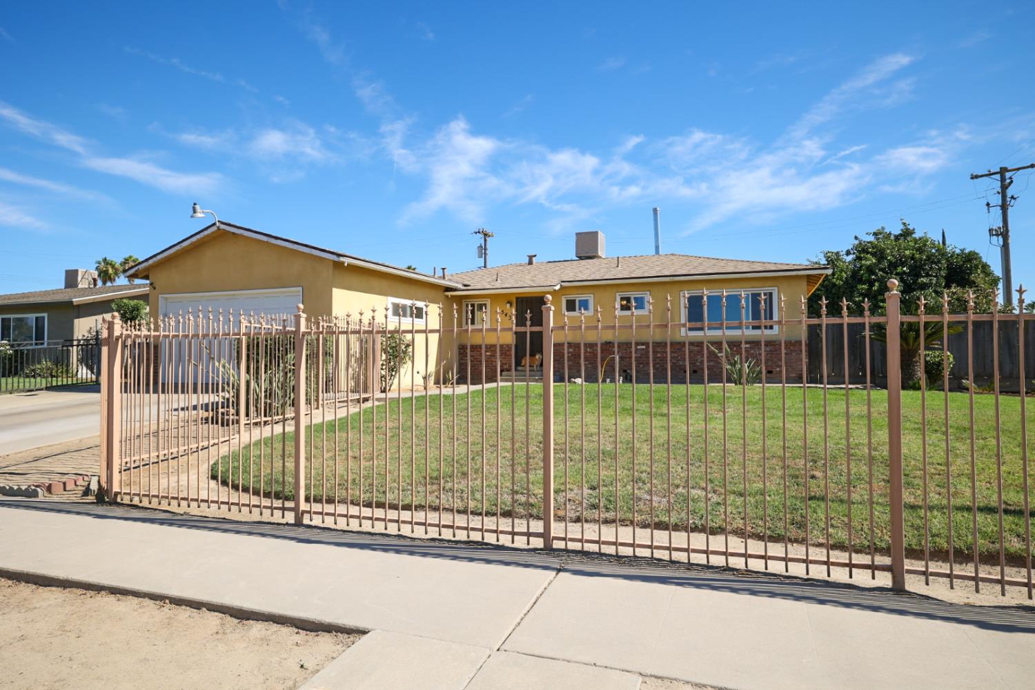 543 E Hopkins Ave, Fresno, CA 93706