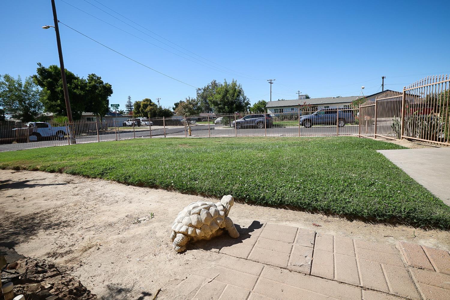 543 E Hopkins Ave, Fresno, CA 93706