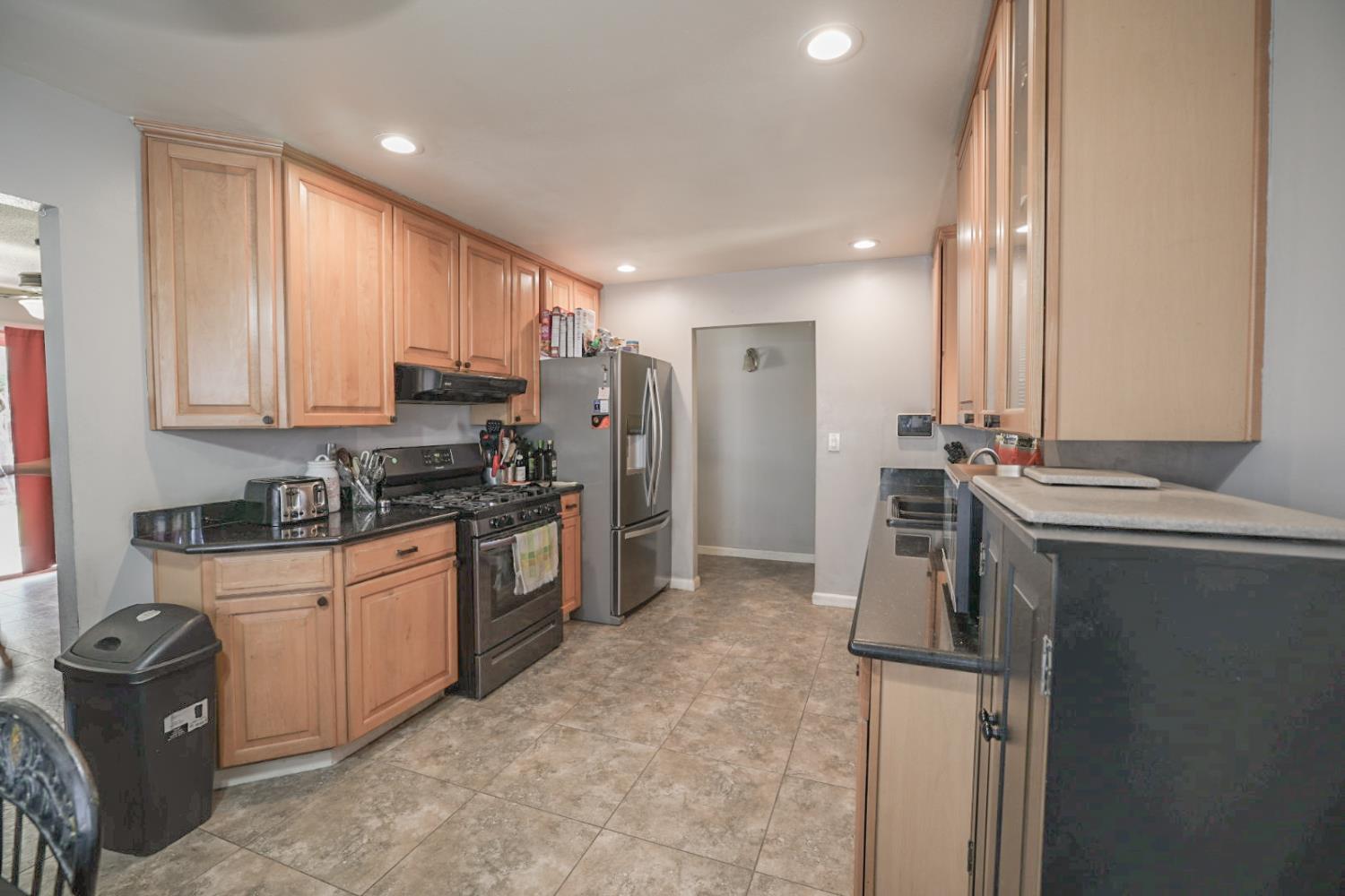 543 E Hopkins Ave, Fresno, CA 93706