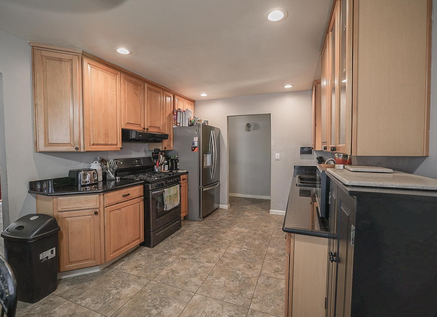 543 E Hopkins Ave, Fresno, CA 93706