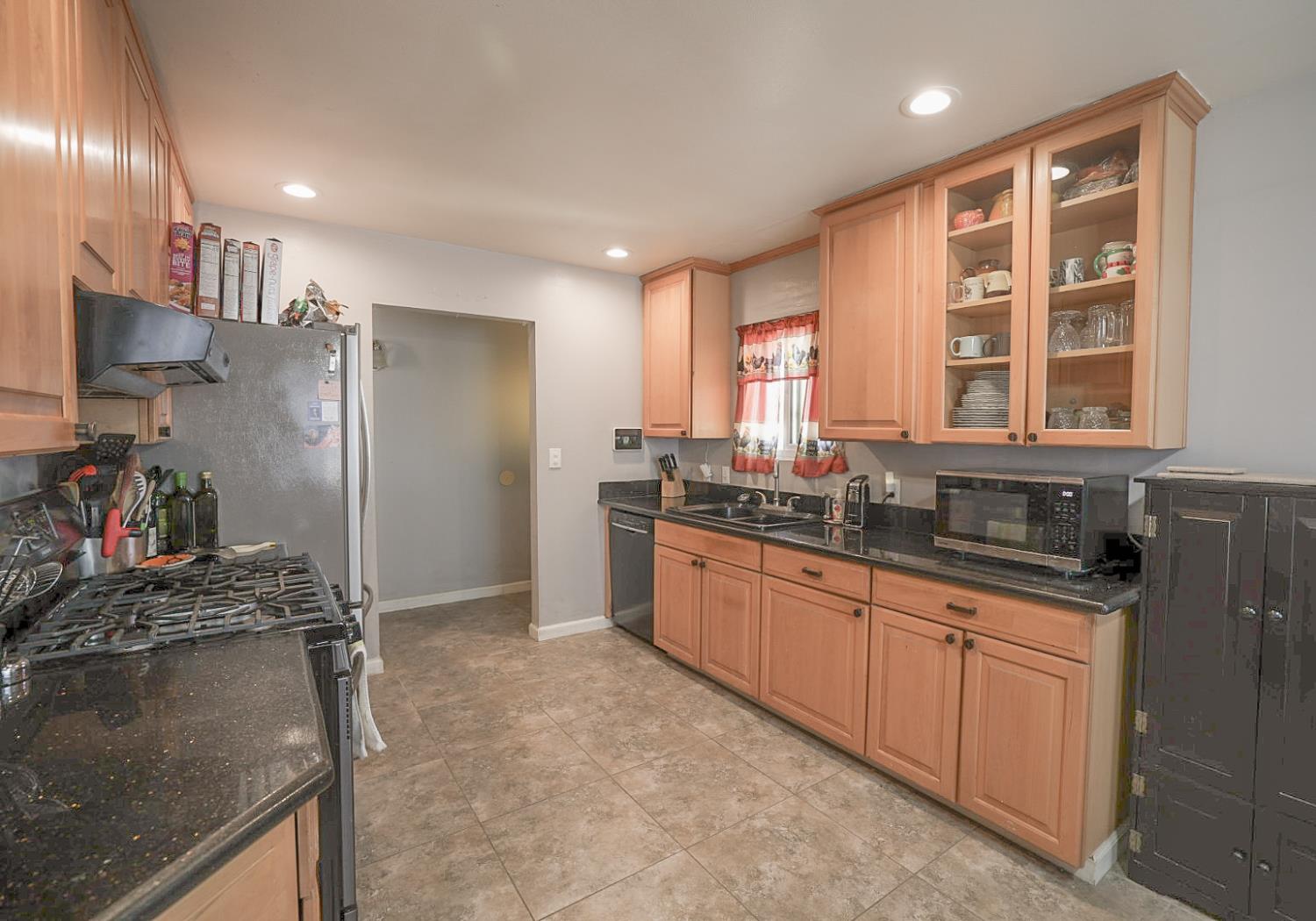 543 E Hopkins Ave, Fresno, CA 93706