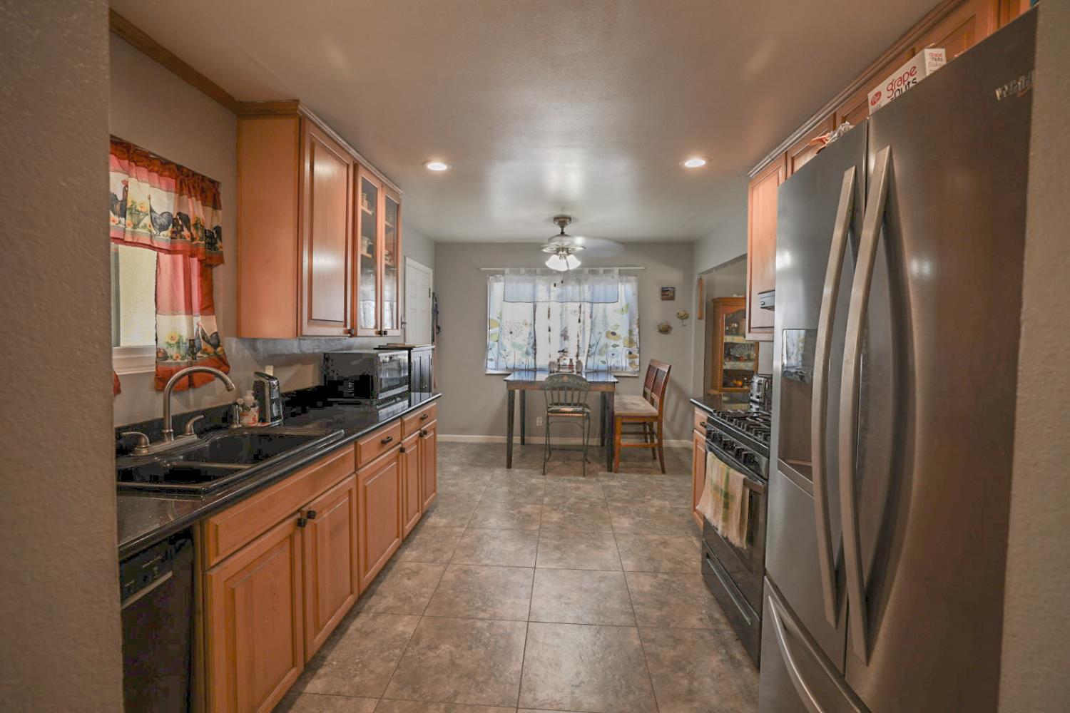 543 E Hopkins Ave, Fresno, CA 93706