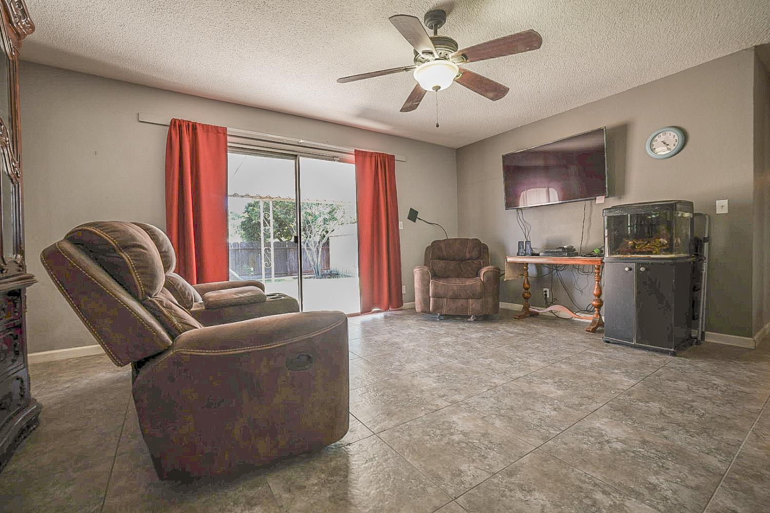 543 E Hopkins Ave, Fresno, CA 93706