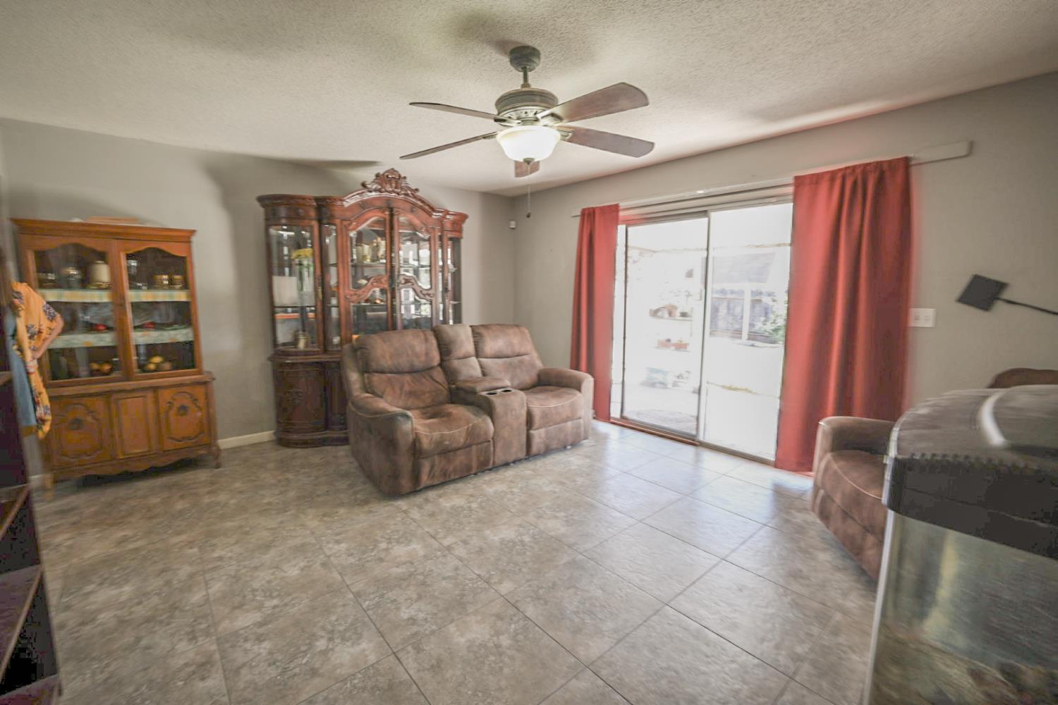 543 E Hopkins Ave, Fresno, CA 93706