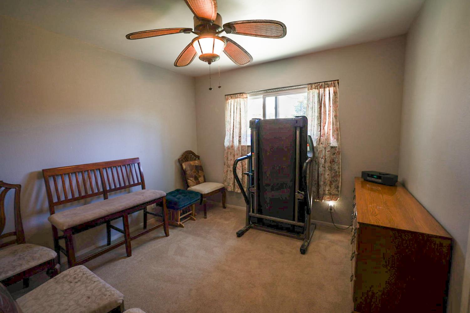 543 E Hopkins Ave, Fresno, CA 93706