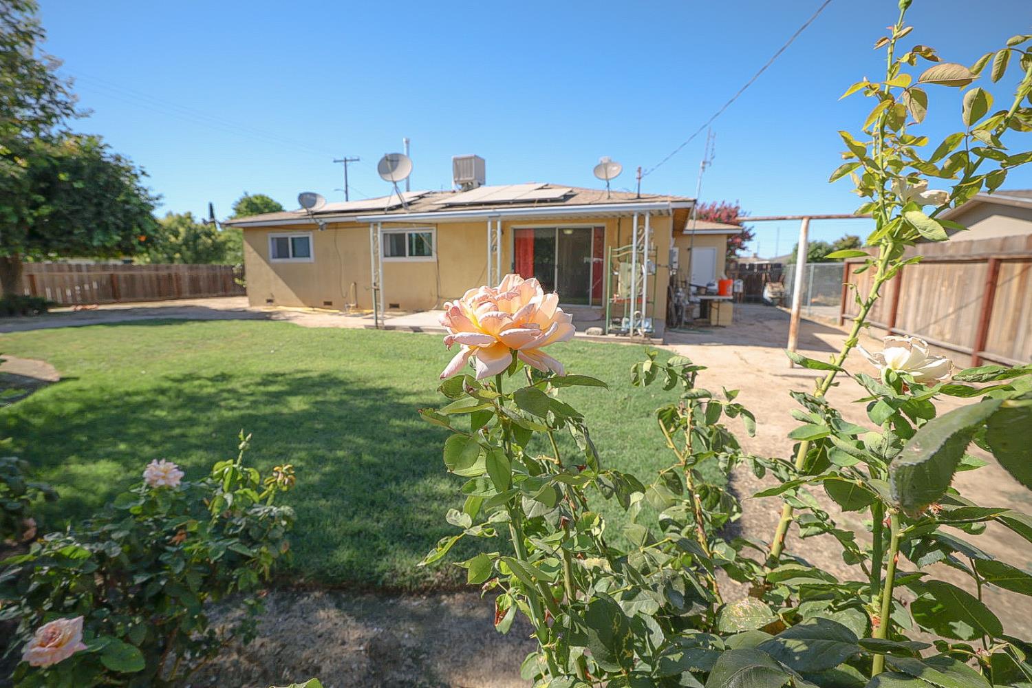 543 E Hopkins Ave, Fresno, CA 93706