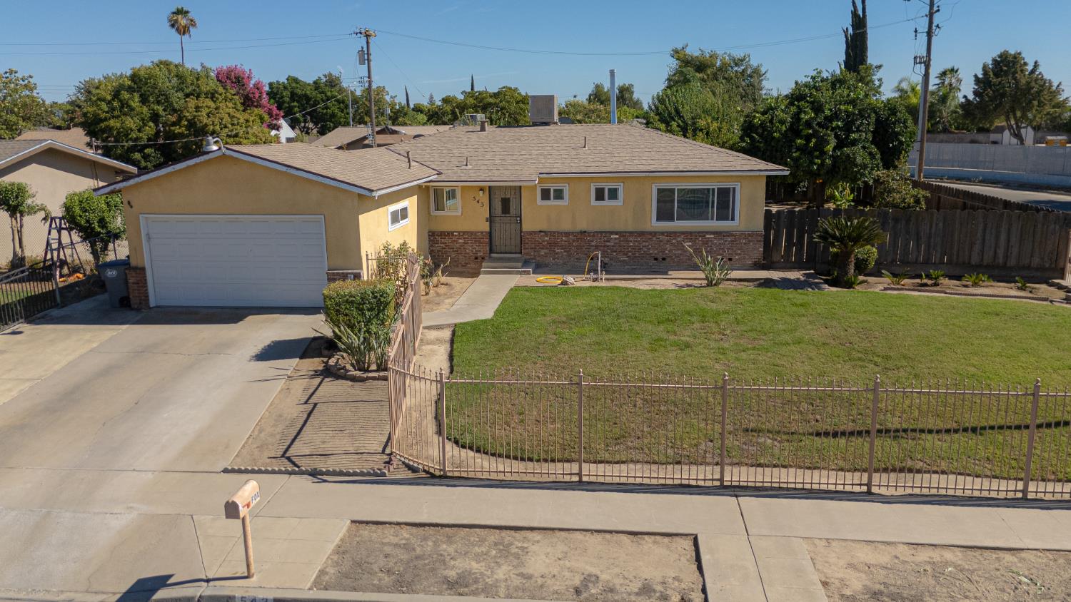 543 E Hopkins Ave, Fresno, CA 93706